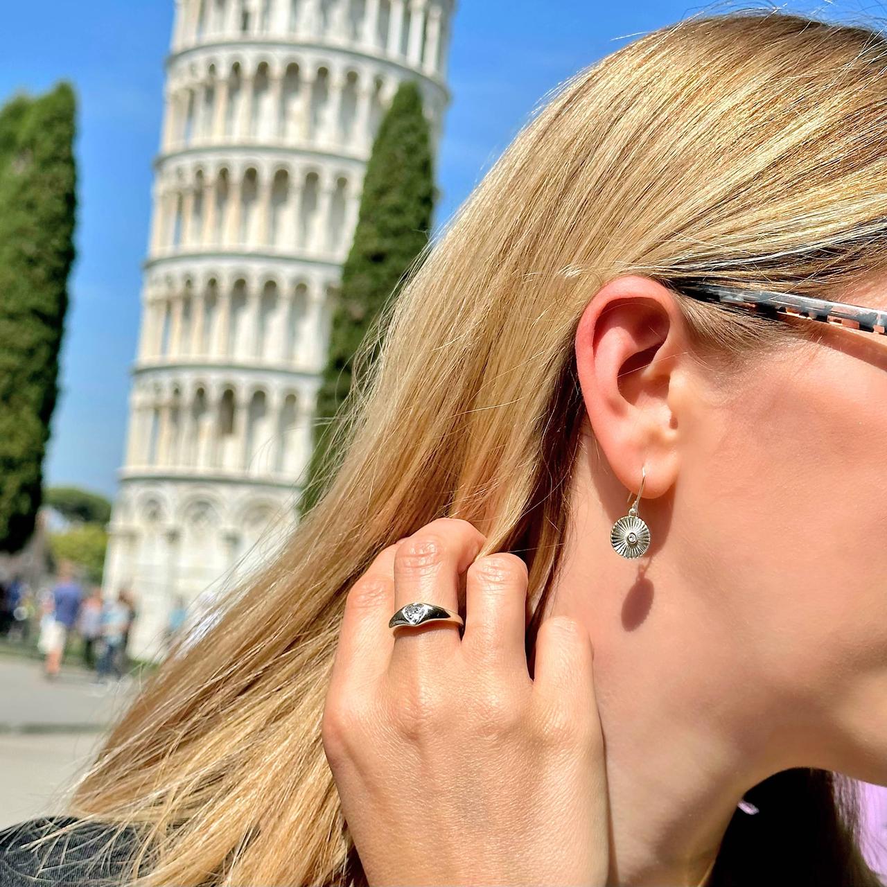 Ohrringe aus rhodiniertem Sterling Silber 925 an Hotspot in Pisa