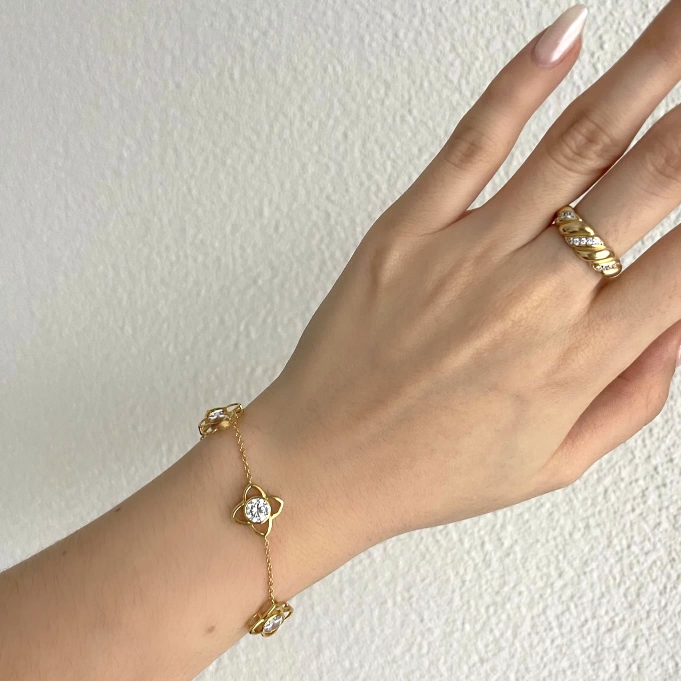 Gold-Armband aus Sterling Silber mit floralen Elementen getragen vor Juwelier in Zug