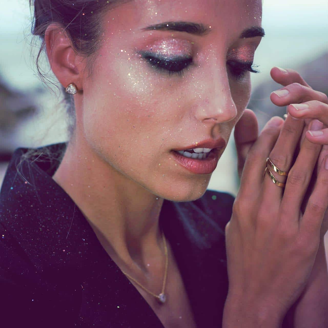 Doppelring mit polierter Oberfläche aus Sterling Silber und 18 Karat Gold getragen bei Fotoshooting für CANDY