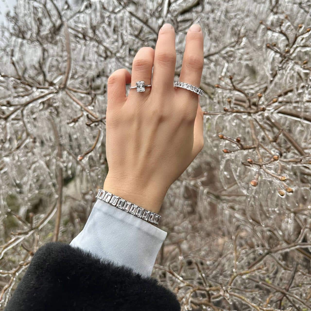 Ein besonders Armband im klassischen Design zu passenden Fingerringen getragen im märchenhaften Grindelwald