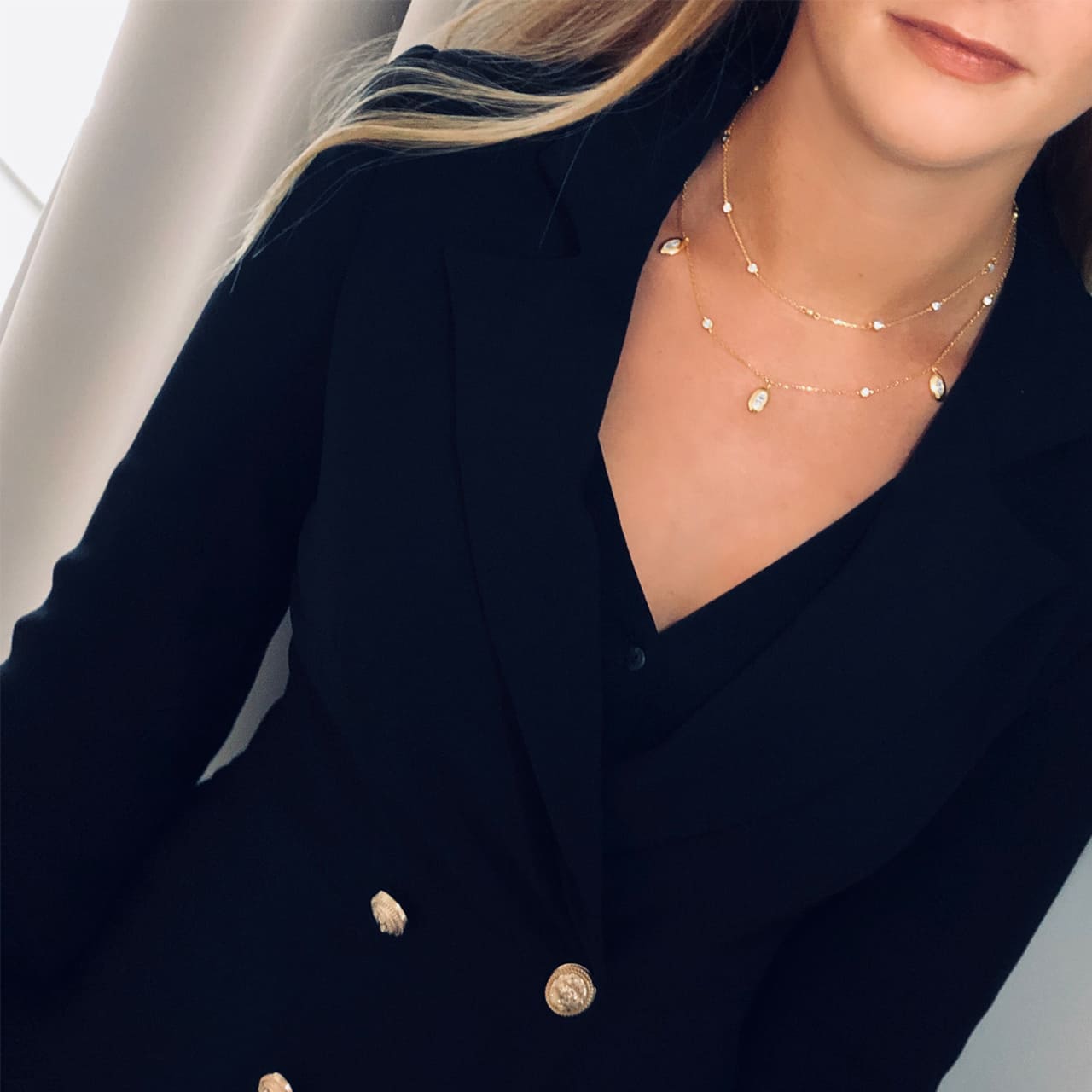 Elegantes Ketten-Layering mit zwei  Halsketten aus vergoldetem Silber kombiniert zu Balmain Blazer in Gstaadt