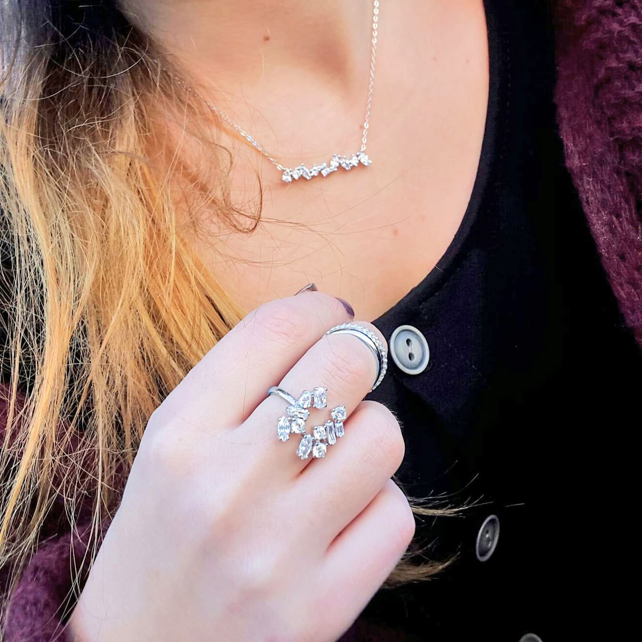 Halskette und passender Ring aus Sterling Silber mit Zirkonia in unterschiedlich geschliffenen Steinen getragen in Thun