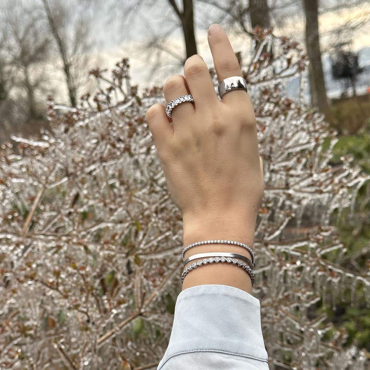 Silber Armbänder im Layering-Look perfekt kombiniert in Zürich