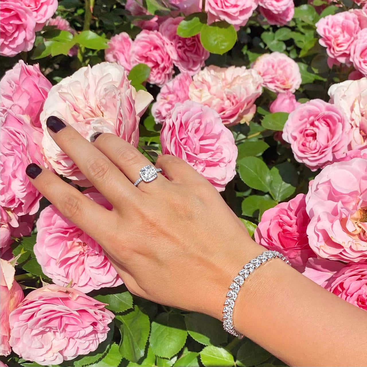 Funkelnder Silberring mit passendem Silberarmband vor pinken Rosen im Rosengarten auf der Guggiwiese in Zug