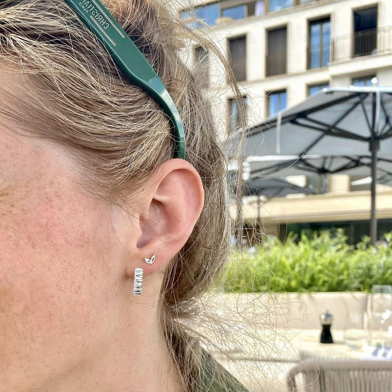 Model mit Ohrringen aus Sterling Silber 925 am Ufer des Zürichsees Hotel Alex