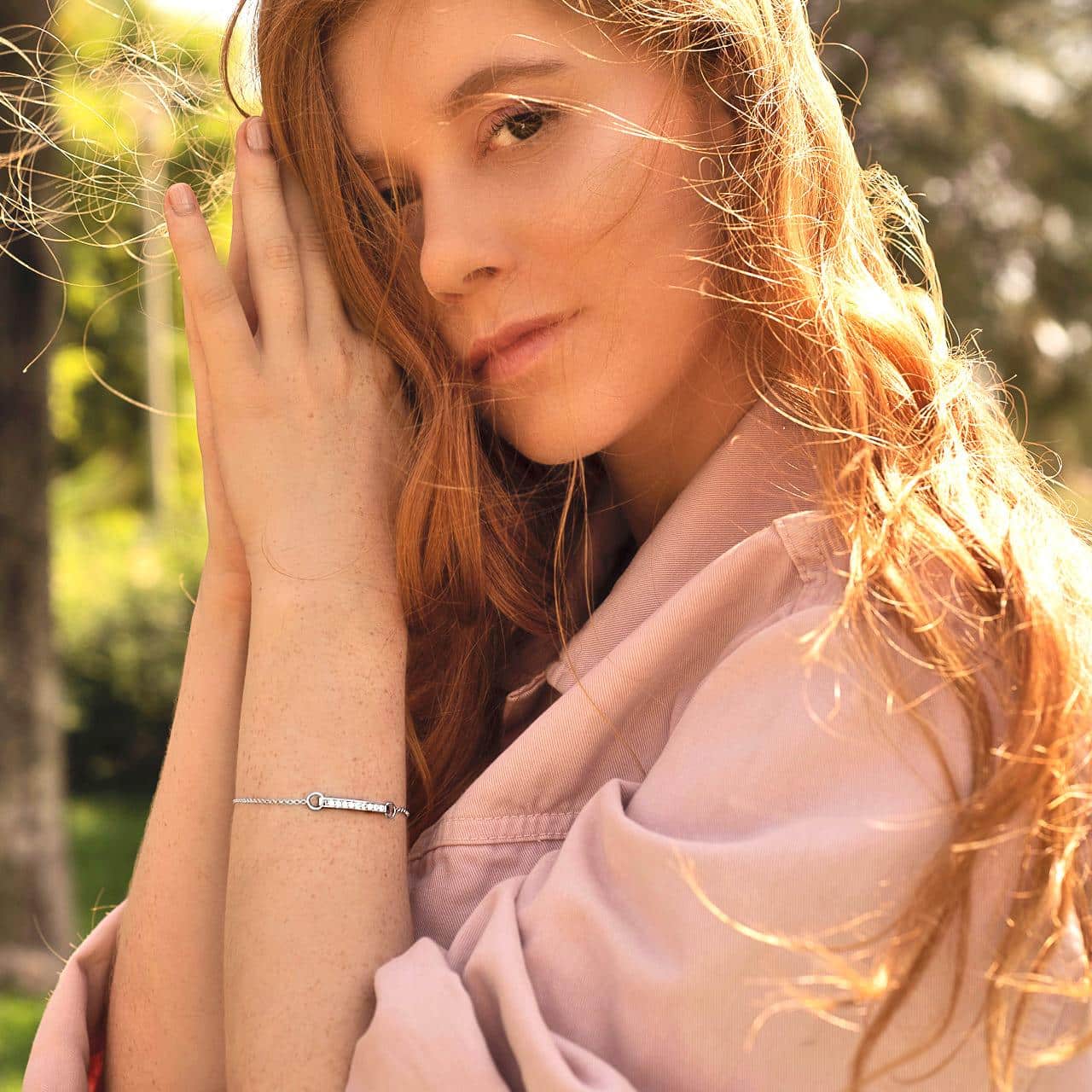 Frau mit Silberarmband und roten Haaren in Frauenfeld Rothaariges Model mit Armband aus Sterling Silber im Lindenpark in Frauenfeld