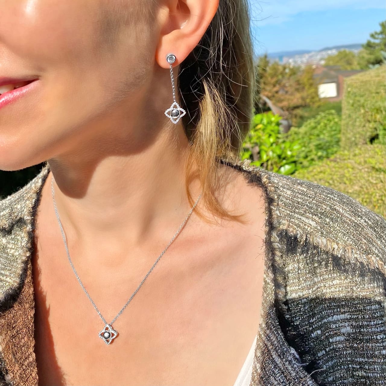 Moderne Ohrringe aus Sterling Silber im abstrakten Blüten-Design zum passenden Collier auf der Polyterrasse Zürich getragen